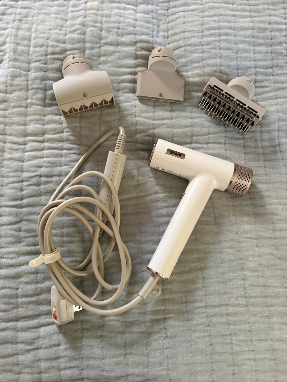 Shark Hairdryer + attachments